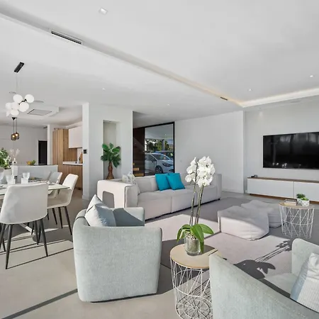 Sandie Front Golf Cinema Sauna Jacuzzi Kids Playground Vila