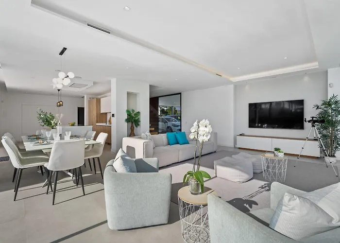 Sandie Front Golf Cinema Sauna Jacuzzi Kids Playground 别墅